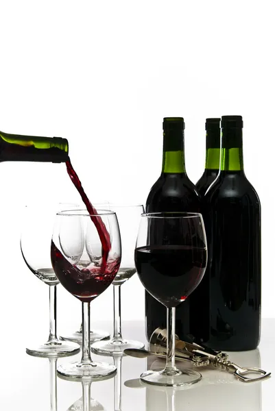 Láhve červeného vína a pohárky — Stock fotografie