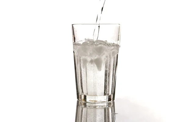 氷のある水のガラスは — ストック写真
