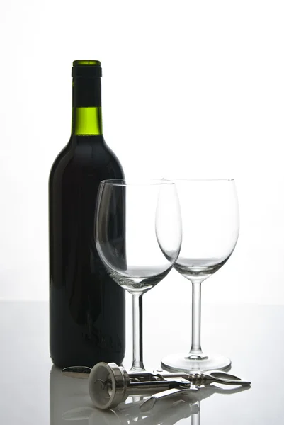 와인과 와인잔의 병 — 스톡 사진