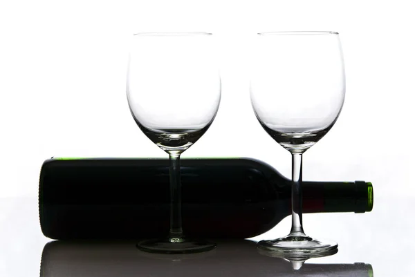 Bir şişe şarap ve kadehlerin — Stok fotoğraf