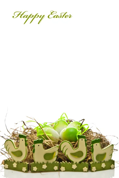 Huevos de Pascua en nido y gallinas — Foto de Stock