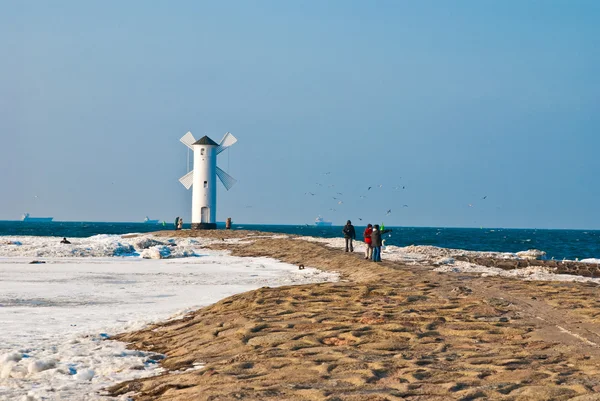 Větrný mlýn na břehu moře — Stock fotografie