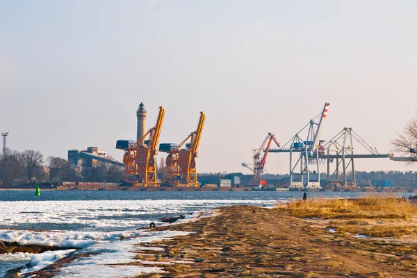 Grúas en un puerto marítimo — Foto de Stock