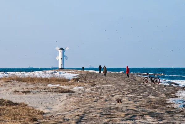 Moulin à vent sur le bord de la mer — Photo
