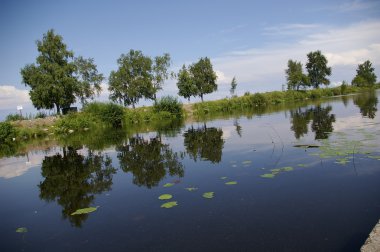 kanal kıyısında