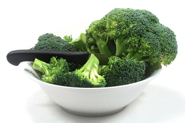 Brócoli con un cuchillo en un tazón blanco — Foto de Stock