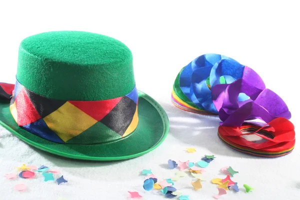 Sombrero Verde con guirnaldas y confeti —  Fotos de Stock