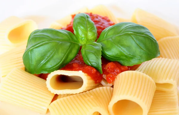 Pasta with basil and tomato sauce — Stock Photo, Image