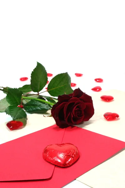 Carta com rosas vermelhas e corações vermelhos — Fotografia de Stock