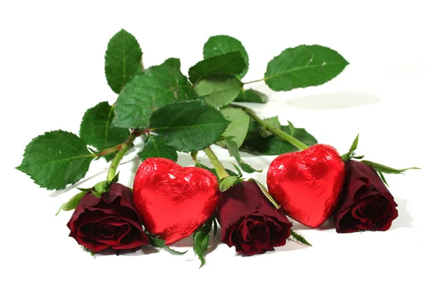 Rote Rosen mit roten Herzen — Stockfoto