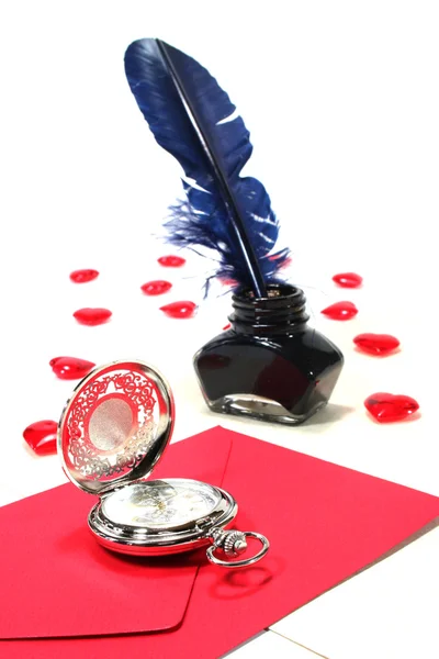 Kalem ve mürekkep ve saati ile kırmızı Kalpler — Stok fotoğraf