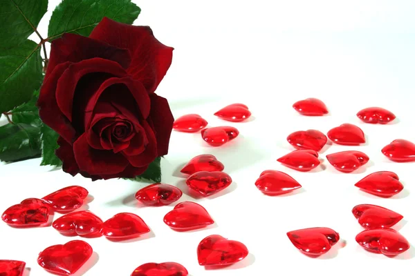 Rode rozen en rode harten als achtergrond — Stockfoto