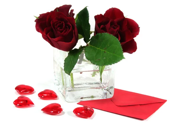 Lettre aux roses rouges et aux cœurs rouges — Photo