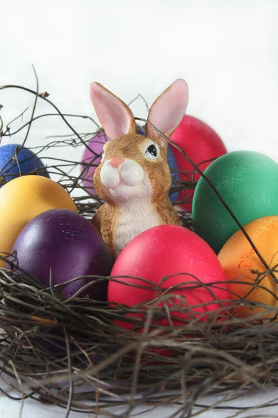 Пасхальная корзина с яйцами и пасхальным кроликом — стоковое фото