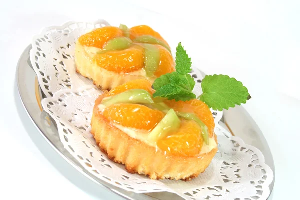 Mandarin tartlet with lemon balm — Stock Photo, Image