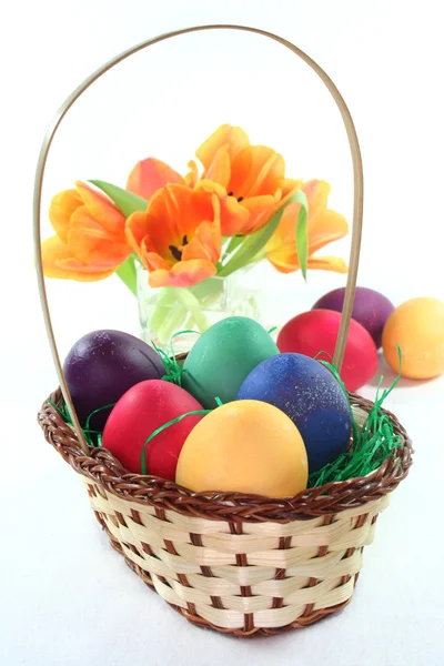 Paskalya sepetine yumurta ve laleler — Stok fotoğraf