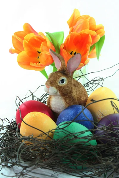 Wielkanocny kosz z jajkami i zajączek — Zdjęcie stockowe