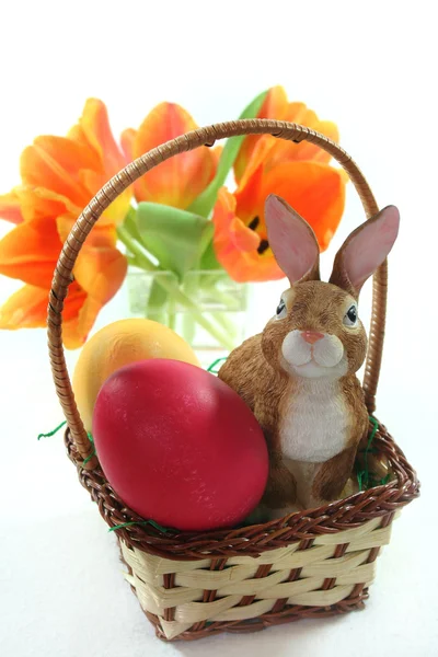 Wielkanocny kosz z jajkami i zajączek — Zdjęcie stockowe