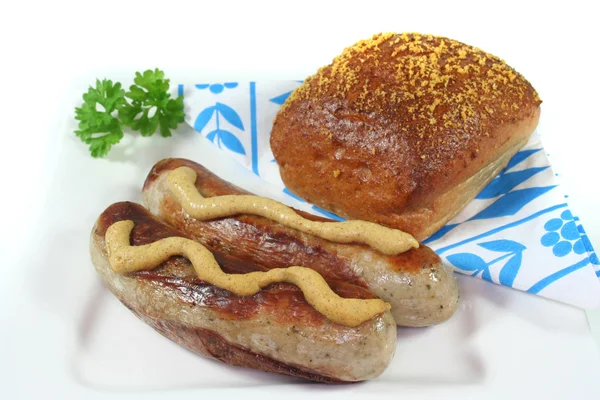 Bratwurst com mostarda e pão — Fotografia de Stock