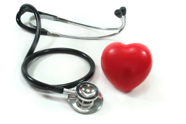 Стетоскоп с красным сердцем — стоковое фото