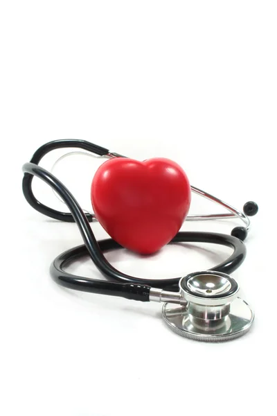 听诊器用红色的心 — 图库照片