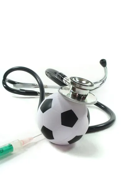 Estetoscópio com futebol e seringa — Fotografia de Stock
