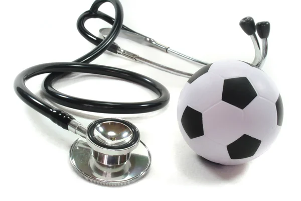 Стетоскоп с футболом — стоковое фото