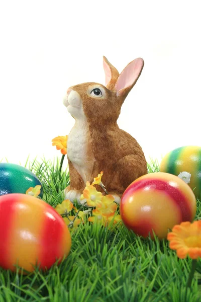 Пасхальный кролик с яйцами на газоне — стоковое фото