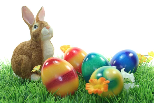 Пасхальный кролик с яйцами на газоне — стоковое фото