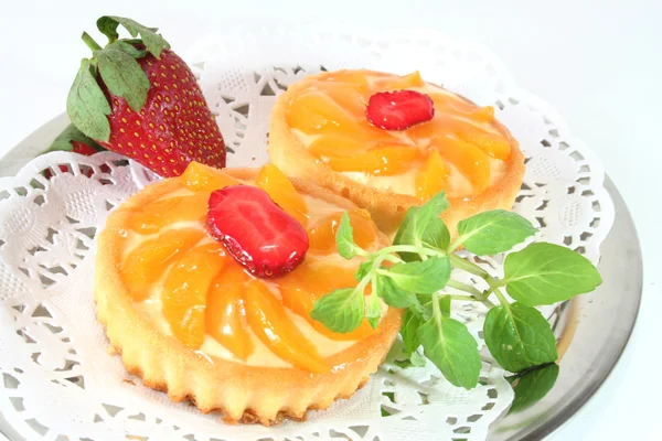 Apricot tart with lemon balm — Stock Photo, Image