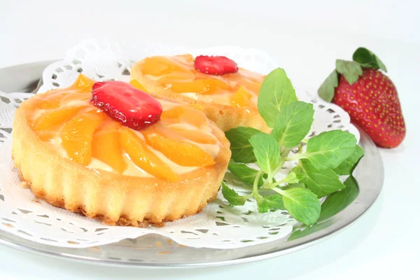Абрикосовый пирог с лимонным бальзамом — стоковое фото