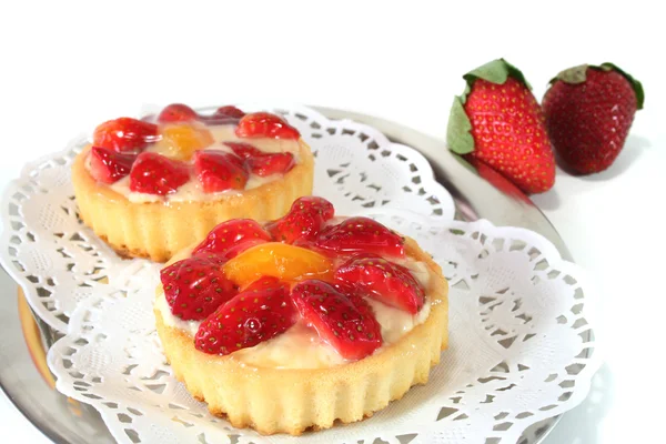 Strawberry tarts with mint — Stock Photo, Image
