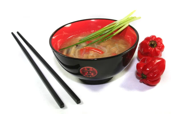 Ταϊλάνδης σούπα με chopsticks και κόκκινη πιπεριά — Φωτογραφία Αρχείου