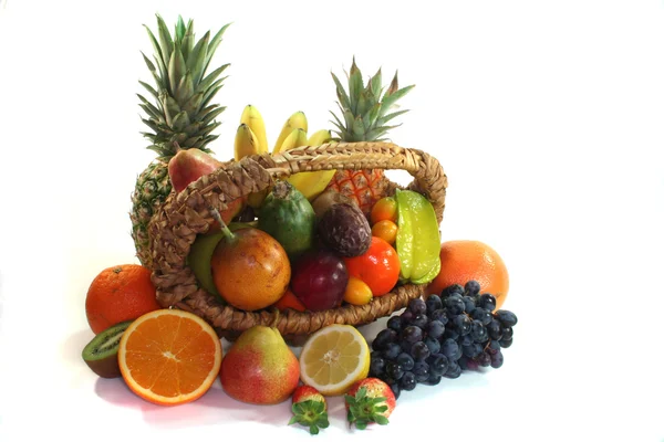 Корзина фруктов с различными фруктами — стоковое фото