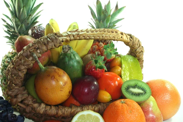 Fruktkorg med olika frukter — Stockfoto