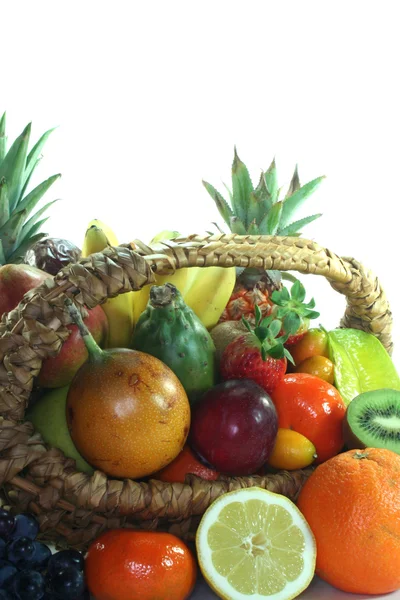 Καλάθι με φρούτα με διάφορα φρούτα — Φωτογραφία Αρχείου