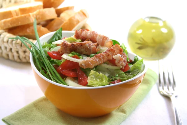 Смешанный салат с беконом — стоковое фото