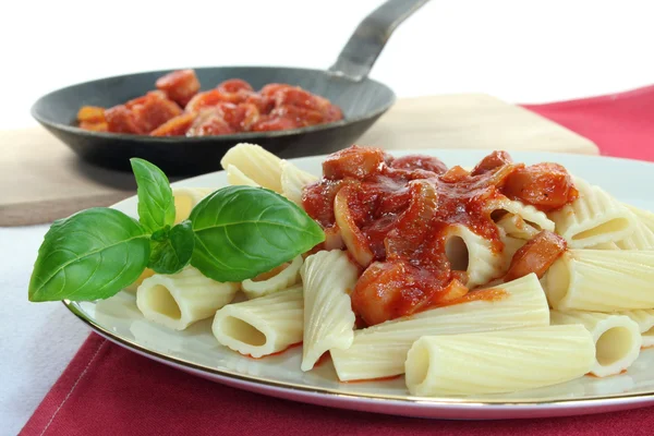 Tortiglion med tomatsås — Stockfoto