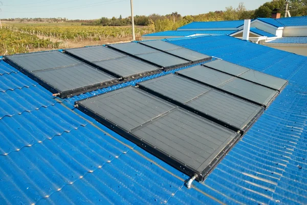 Sistema de aquecimento solar de água — Fotografia de Stock