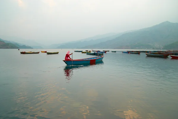 Drewniane łodzie na jeziorze — Zdjęcie stockowe