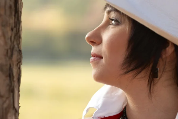Menina bonita no chapéu branco — Fotografia de Stock