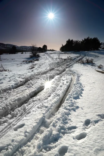 Зимняя снежная дорога со звездой солнца . — стоковое фото