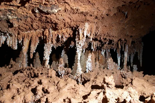 Сталактитов в пещере — стоковое фото