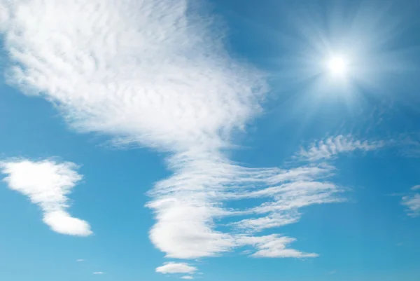Zon, wolken en lucht — Stockfoto