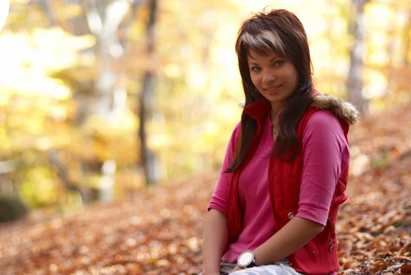 Girl in the autumn park — Stock Photo, Image