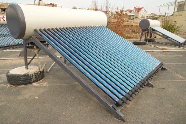 真空の太陽熱温水暖房システム — ストック写真