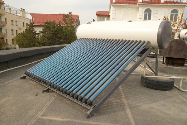 Sistema solar de calentamiento de agua al vacío —  Fotos de Stock