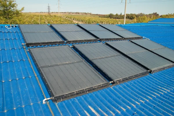 Sistema solar de calentamiento de agua — Foto de Stock