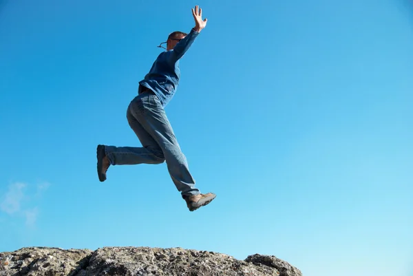 Hombre saltando sobre las rocas —  Fotos de Stock
