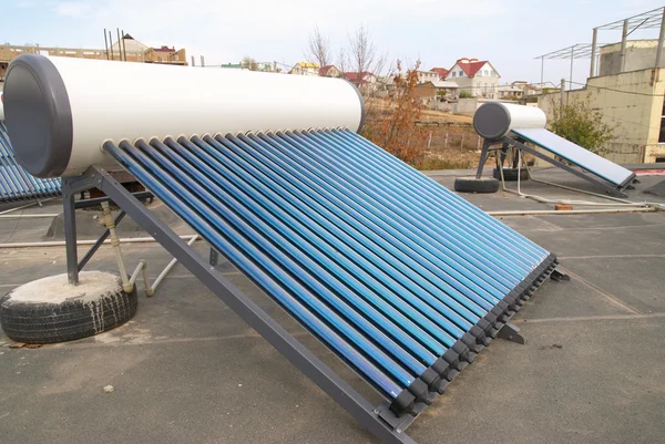 Système solaire de chauffage de l'eau sous vide — Photo